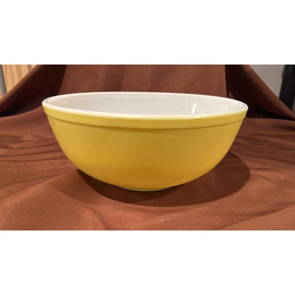 Vintage Pyrex # 404  large 10 inch Nesting Mixing Bowl Color Yellow